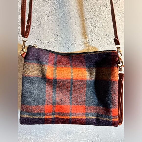 Crossbody flannel plaid bag w removable straps- carry as a wristlet or crossbody - Picture 3 of 8